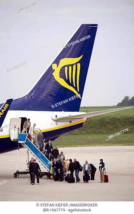 Passengers leaving a Boeing 737 of the low cost airline Ryanair at Frankfurt-Hahn Airport, Hahn Airport, in Hunsrueck near Simmern, Rhineland-Palatinate