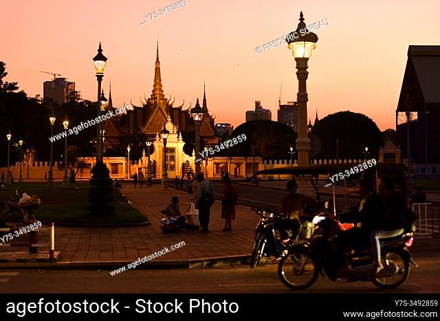 Royal Palace at dusk, Phnom Penh, Cambodia, South East Asia