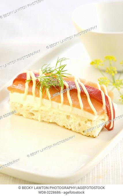 Canapé de queso de burgos con salmon ahumado y pimento del piquillo con mayonesa