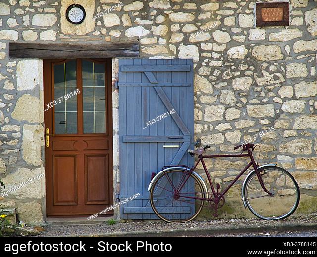 old derelict bicycle, Sadillac, Dordogne Department, Nouvelle Aquitaine, France