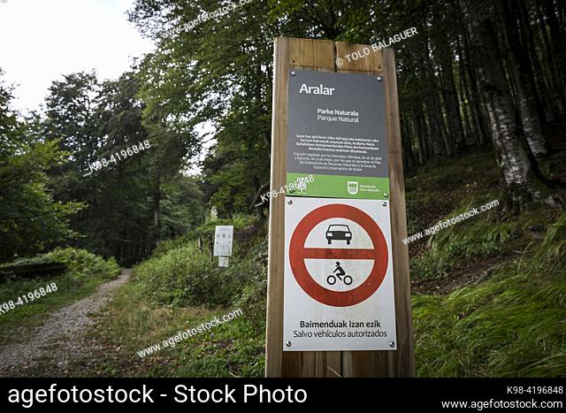 information sign in Basque and Spanish, beech forest near Lizarrusti, Alleko Tour, [SL-Gi 2004], Aralar natural park, Guipuzcoa-Navarra, Spain