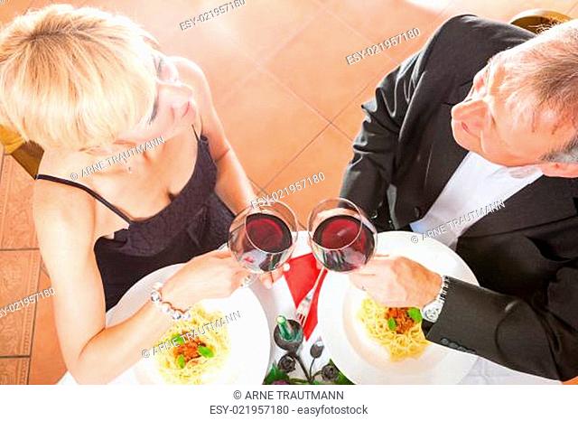 Reifes Paar festliches Abendessen im Restaurant