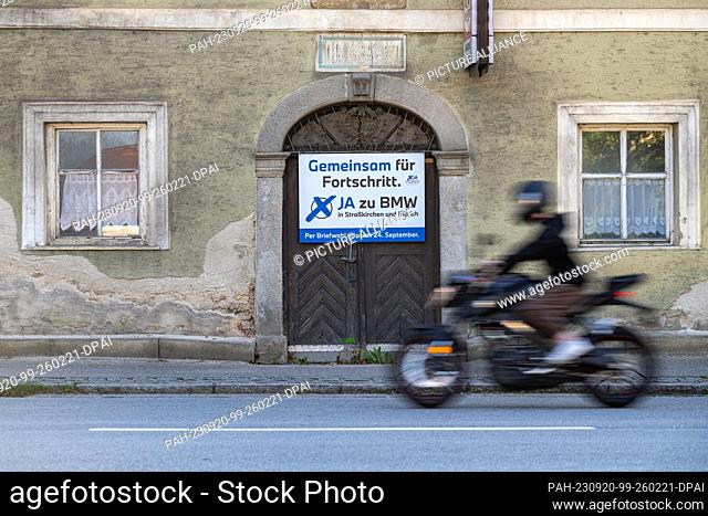 PRODUCTION - 15 September 2023, Bavaria, Straßkirchen: ""Together for progress - Yes to BMW in Straßkirchen and Irlbach"" is written on a poster on a house wall...