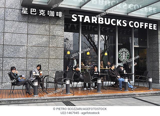 Shanghai (China): Starbucks café in People’s Square