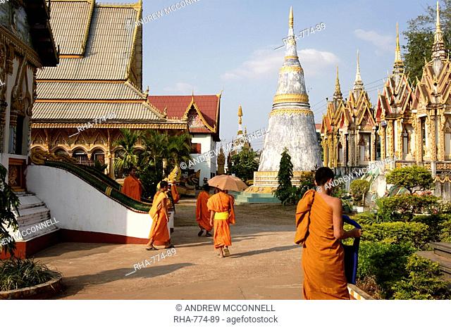 Young monks finish lessons at the Buddhist temple, Pakse, southern Laos, Indochina, Southeast Asia, Asia