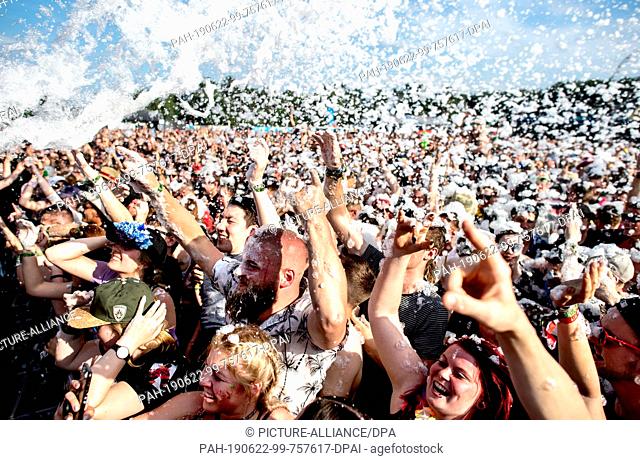 22 June 2019, Lower Saxony, Scheeßel: Festival visitors celebrate at the Hurricane Festival during the concert of the hip-hop duo ""257ers"" in a bubble bath