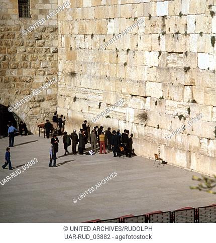Betende Juden vor der Klagemauer in Jerusalem, Israel 1970er Jahre. Praying Jews at the Western Wall in Jerusalem, Israel 1970s