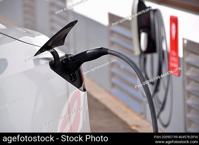 06 September 2020, Rhineland-Palatinate, Prüm: A Tesla Model 3 is charged at the charging station for TESLA electric vehicles, manufacturer of electric vehicles