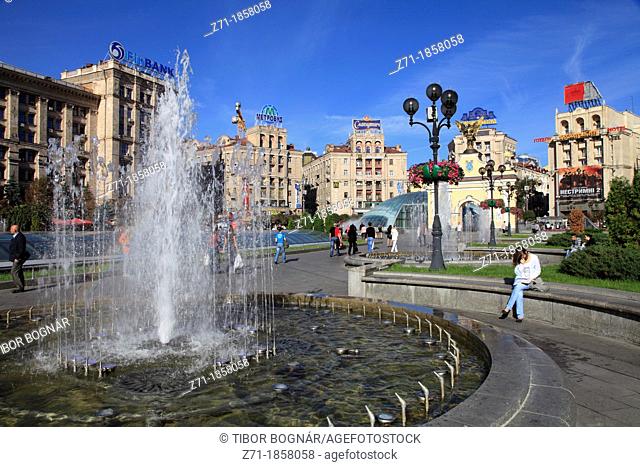 Ukraine, Kiev, Kyiv, Independence Square, Maidan Nezalezhnosti, fountain