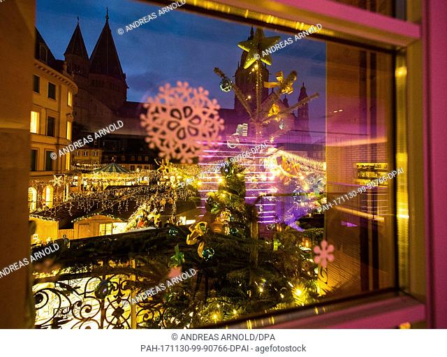 View of the decorative lights during the opening of the Christmas market in Mainz, Germany, 30 November 2017. The Christmas market is open from 30 November to...
