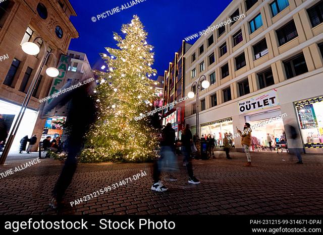 PRODUCTION - 15 December 2023, North Rhine-Westphalia, Cologne: A Christmas tree stands in the Schildergasse pedestrian zone