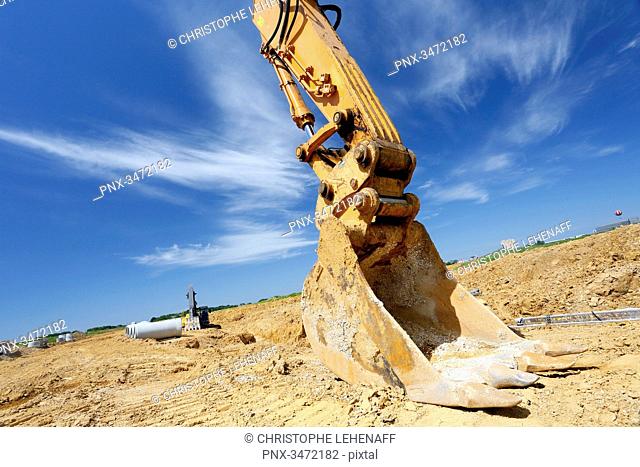 France, Seine-et-Marne. New town of Chessy (Serris-Montevrain-Marne la Vallee). Construction site (houses, offices). Excavator