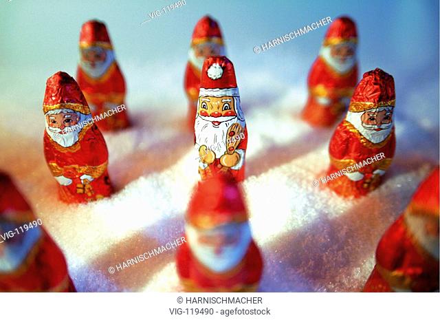 Row of chocolate Santa Claus.  - 01/10/2005