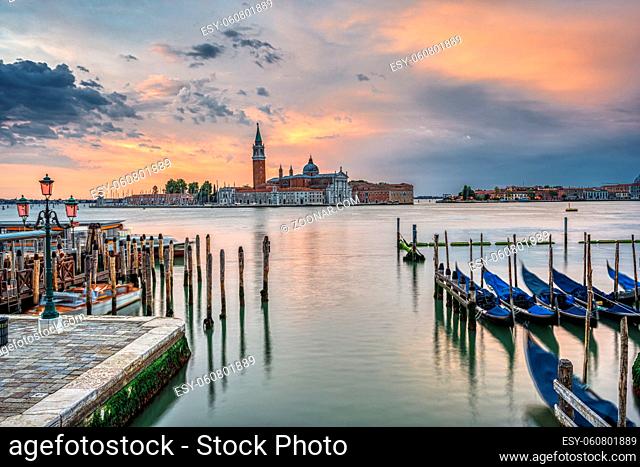 Dramatischer Sonnenaufgang in Venedig, Italien, mit einigen der traditionellen Gondeln
