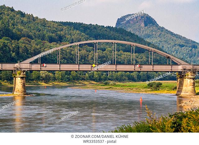Blick auf die Elbe mit Eisenbahnbrücke bei Bad Schandau