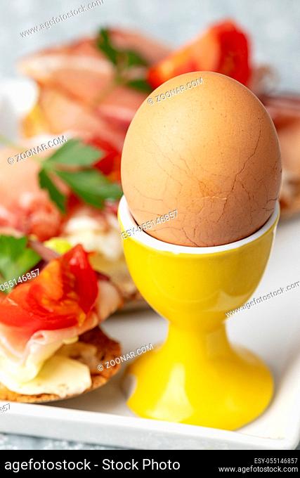 Ei in einer Eierbecher zum Frühstück