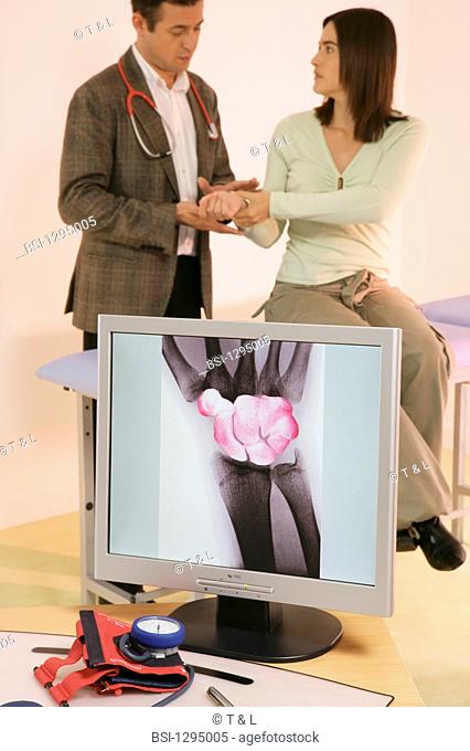 SYMPTOMATOLOGY  WOMAN<BR>Models.<BR>Wrist x-ray