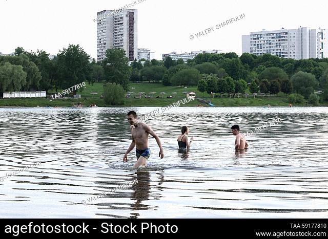 RUSSIA, MOSCOW - MAY 18, 2023: People bathe in Moscow's Borisovo Ponds. On May 18, Moscow Mayor Sergei Sobyanin ordered to impose restrictions in Moscow's...