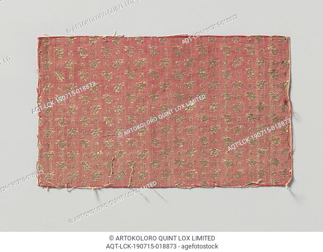 Fragment oriental textile with a sprinkled pattern of large and small golden stylized leaves on a red ground., Indie, c. 1800 - c