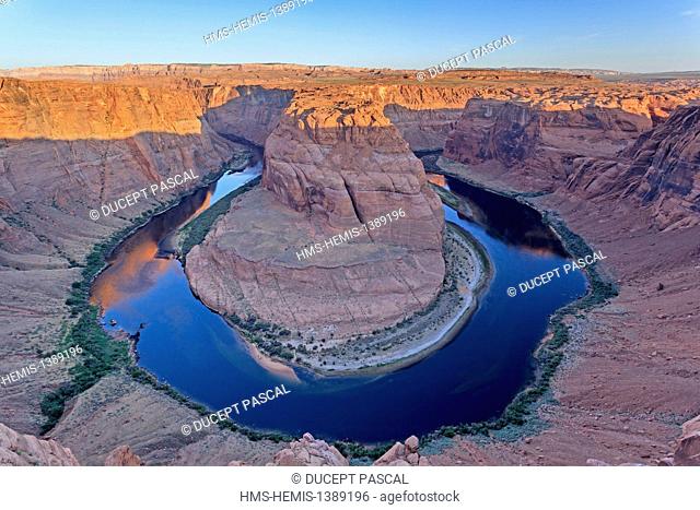 United States, Arizona, Glen Canyon National Recreation Area near Page, Horseshoe Bend overlook and the Colorado river at sunrise