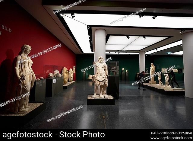 PRODUCTION - 06 October 2022, Hamburg: Statues and busts are on display in the exhibition ""The New Images of Augustus. Power and Media in Ancient Rome"" at the...