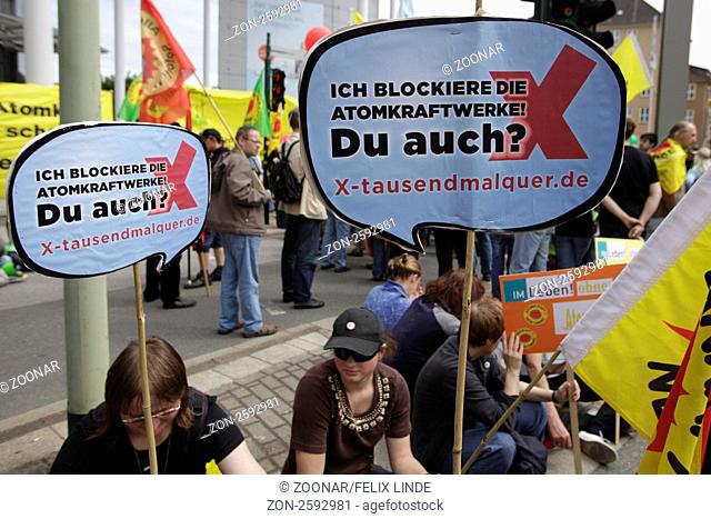 Mit Schildern rufen Demonstranten zur Blockade des AKW Brockdorf am Ende des Atom-Moratoriums auf. Etwa 5.000 Demonstranten versammelten sich am Kennedyplatz in...