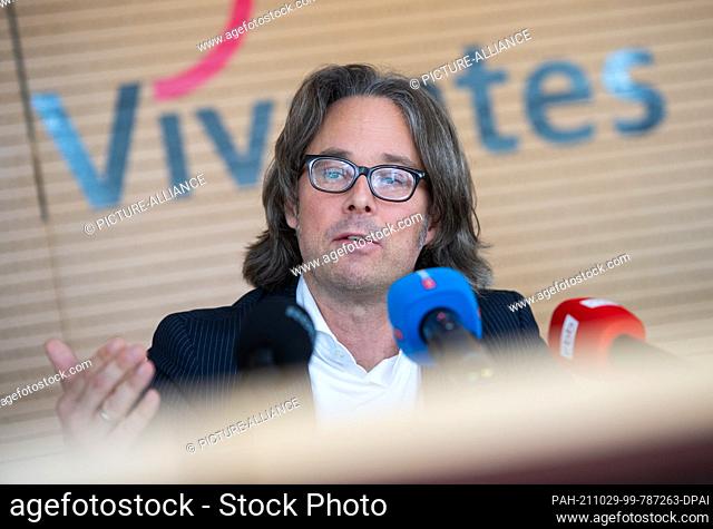 29 October 2021, Berlin: Ivo Garbe, Verdi negotiator in the wage dispute with Vivantes, speaks at a press conference after collective bargaining