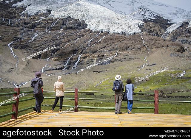 Tourists contemplating the Karo La Glacier. Tibet Autonomous Region. China., Credit:Oscar Dominguez / Avalon
