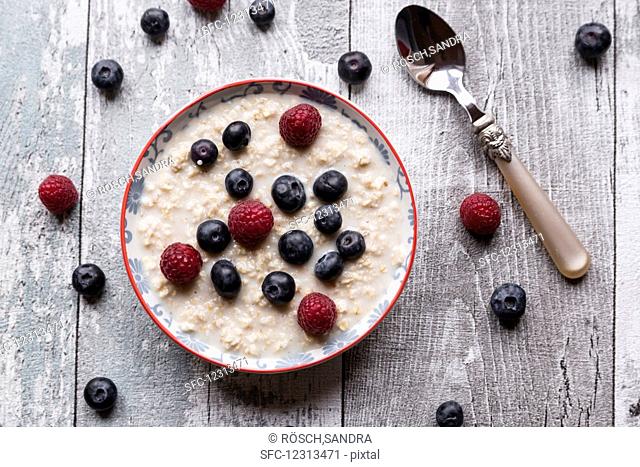 Porridge with amaranth, raspberries and blueberries