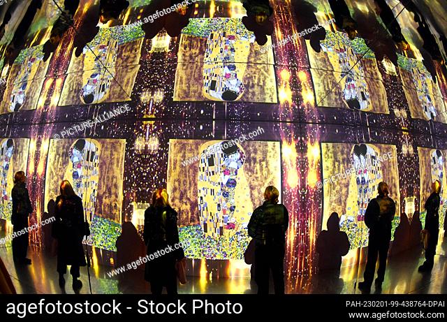 29 January 2023, Saxony, Leipzig: In the Kunstkraftwerk, a former combined heat and power plant, visitors stand in a hall of mirrors