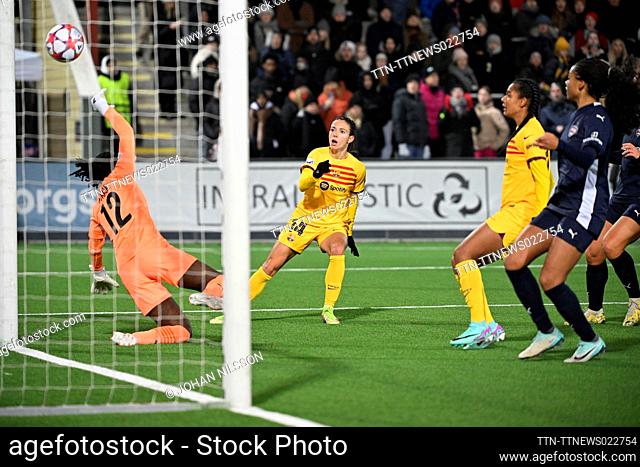 Barcelona's Aitana Bonmatí (#14) scores (0-4) during the UEFA Women's Champions League group A soccer match between FC Rosengard and FC Barcelona at Malmo...