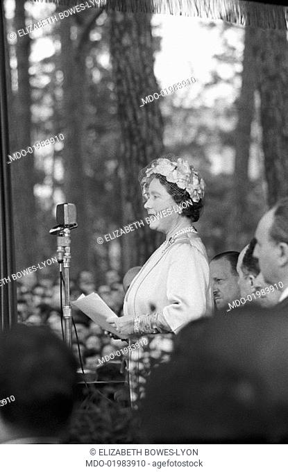 The Queen Mother Elizabeth Bowes-Lyon giving a speech in the Villa Borghese gardens for the inauguration of a monument to Lord Byron