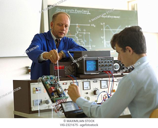 INSTRUCTOR AND TRAINEE AssEssING AN ELECTRONIC COMPONENT. RELEASE AVAILABLE. - 01/01/2010