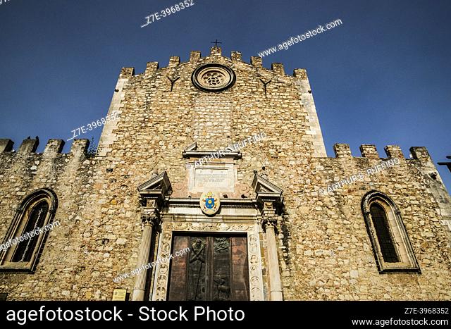 Façade of Cathedral of Saint Nicholas (Cattedrale di San Nicolò). Piazza del Duomo. Taormina, Metropolitan City of Messina, Sicily, Italy