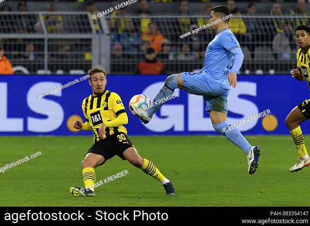 Felix PASSLACK (l., DO) versus Danilo SOARES (BO), action, duels, soccer 1st Bundesliga, 13th matchday, Borussia Dortmund (DO) - VfL Bochum (BO) 3: 0