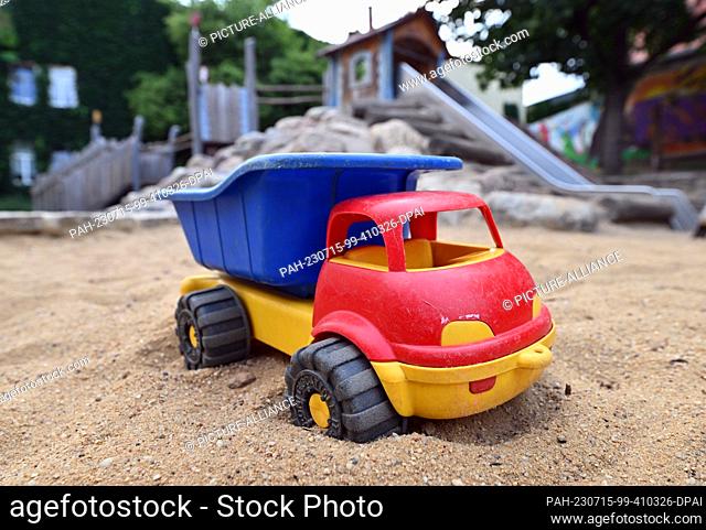 PRODUCTION - 13 July 2023, Erfurt: Sandbox toys are in the sandbox at the playground in Glockengasse. In Erfurt, there are already boxes with sandbox toys at...