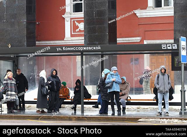 RUSSIA, VORONEZH - 20 de diciembre de 2023: Los pasajeros se reúnen en una parada de autobús en la calle Komissarzhevskaya. Erik Romanenko/TASS