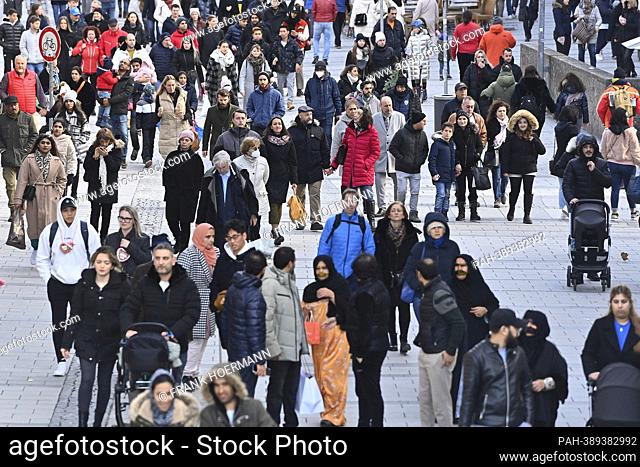Passers-by, people in the busy, crowded pedestrian zones in Munich on December 24th, 2022. Customers, people, Kaufinger Strasse, Neuhauser Strasse