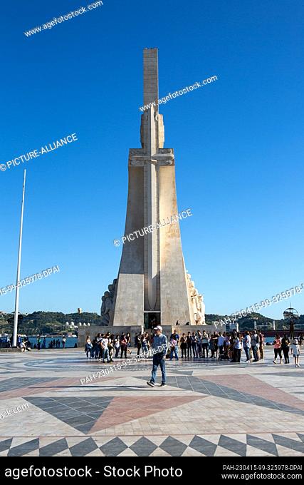 PRODUCTION - 06 April 2023, Portugal, Lissabon: Day trippers visit the ""Monument to the Discoveries"" in Lisbon's Belem district on the banks of the Tagus...