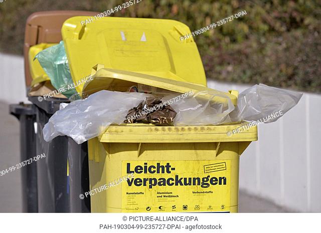 25 February 2019, Saxony, Leipzig: So-called yellow bins for plastic waste and light packaging are well filled at the street on the footpath