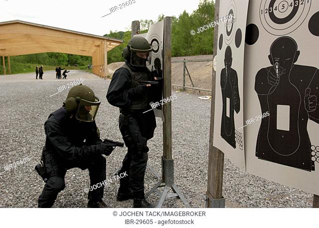 DEU, Germany: Basic training for future SWAT Team officers. They learn, during a year long course, all the basics which they need for their job in the special...