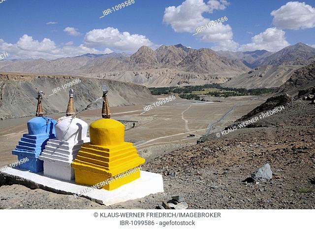 Chorten in the upper Indus valley, following the confluence of the Indus and the Zanskar Rivers, Ladakh, India, Himalayas, Asia