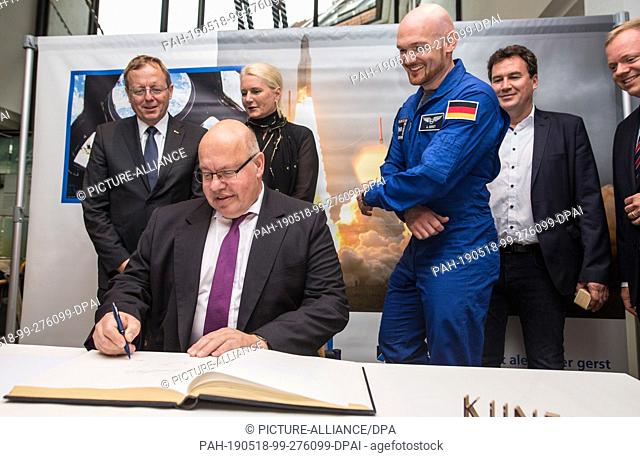18 May 2019, Baden-Wuerttemberg, Künzelsau: Peter Altmaier (CDU), Federal Minister of Economics and Energy, signs the city's Golden Book in the town hall