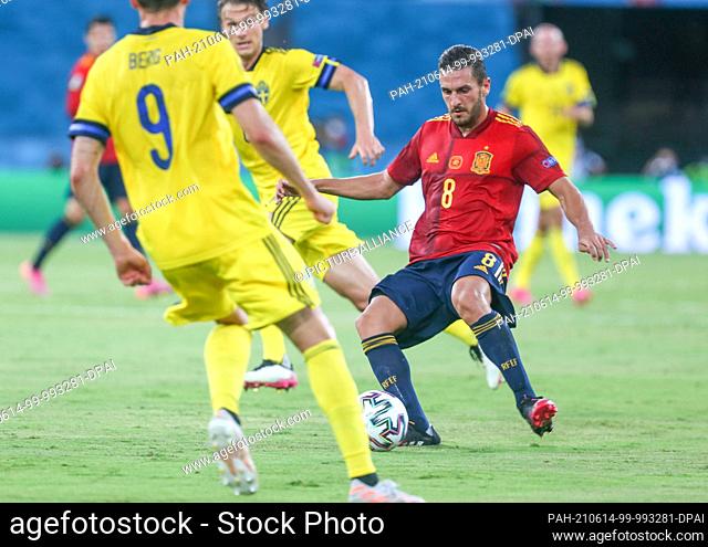 14 June 2021, Spain, Sevilla: Football: European Championship Group E, Spain - Sweden: Spain's Koke plays the ball in front of Sweden's Marcus Berg