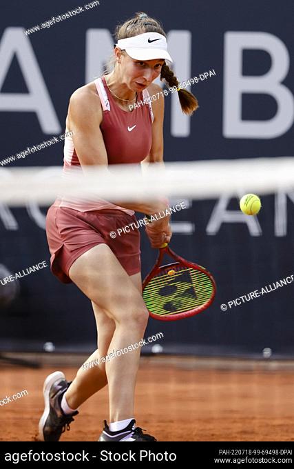 18 July 2022, Hamburg: Tennis: WTA Tour, singles, women, 1st round. Korpatsch (Germany) - Petkovic (Germany). Tamara Korpatsch is in action