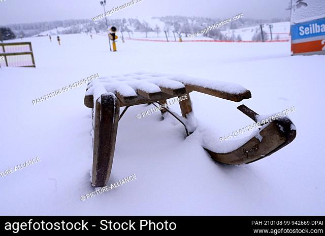 08 January 2021, Hessen, Willingen: A snowed-in toboggan stands abandoned at the foot of a toboggan run. Due to the Corona pandemic