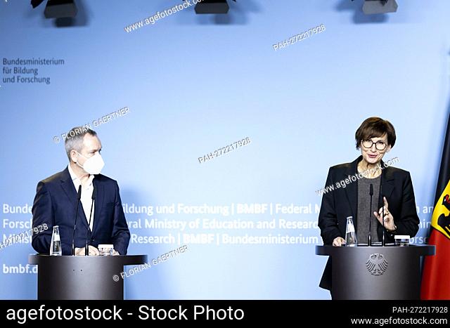 (RL) Bettina Stark-Watzinger (FDP), Federal Minister of Education and Research, and Roland Eils, head of the HiGHmed consortium of the Medical Informatics...