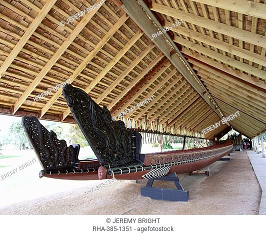 War canoe Ngatokimatawhaorua in Maori language, 35m long, 80 rowers, Canoe House, Waitangi National Reserve, Waitangi, Bay of Islands, Northland, North Island