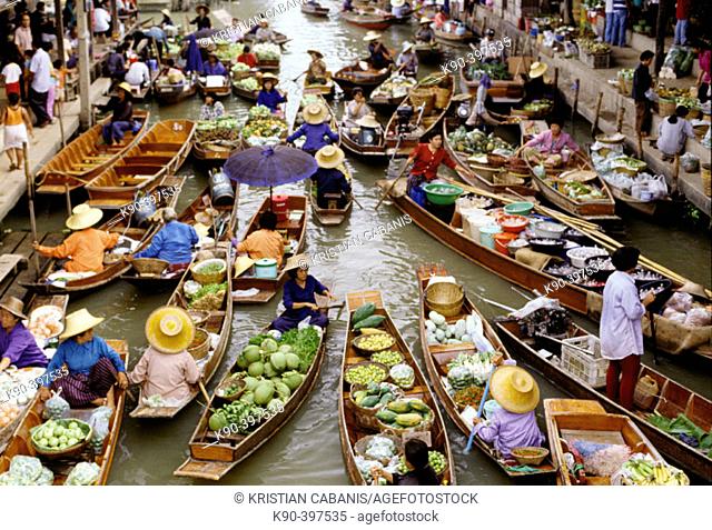 Traditional floating market, Damnoek Saduak, Thailand, Asia