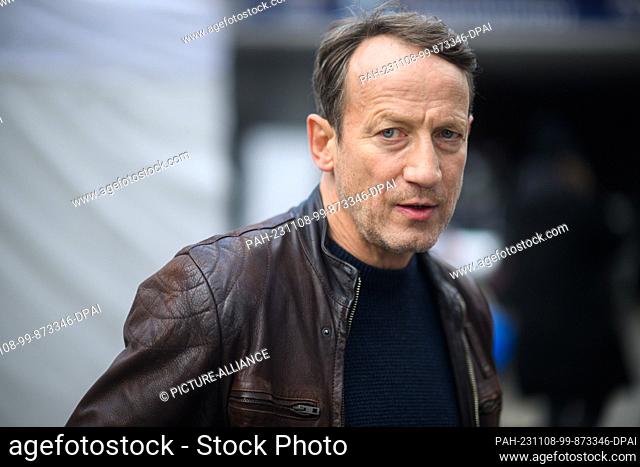 08 November 2023, Lower Saxony, Hanover: Actor Wotan Wilke Möhring (as ""Tatort"" commissioner Thorsten Falke) stands on the edge of filming on Raschplatz at...